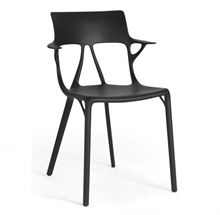 Kartell A.I stol designet af Philippe Starck  fra Kartell